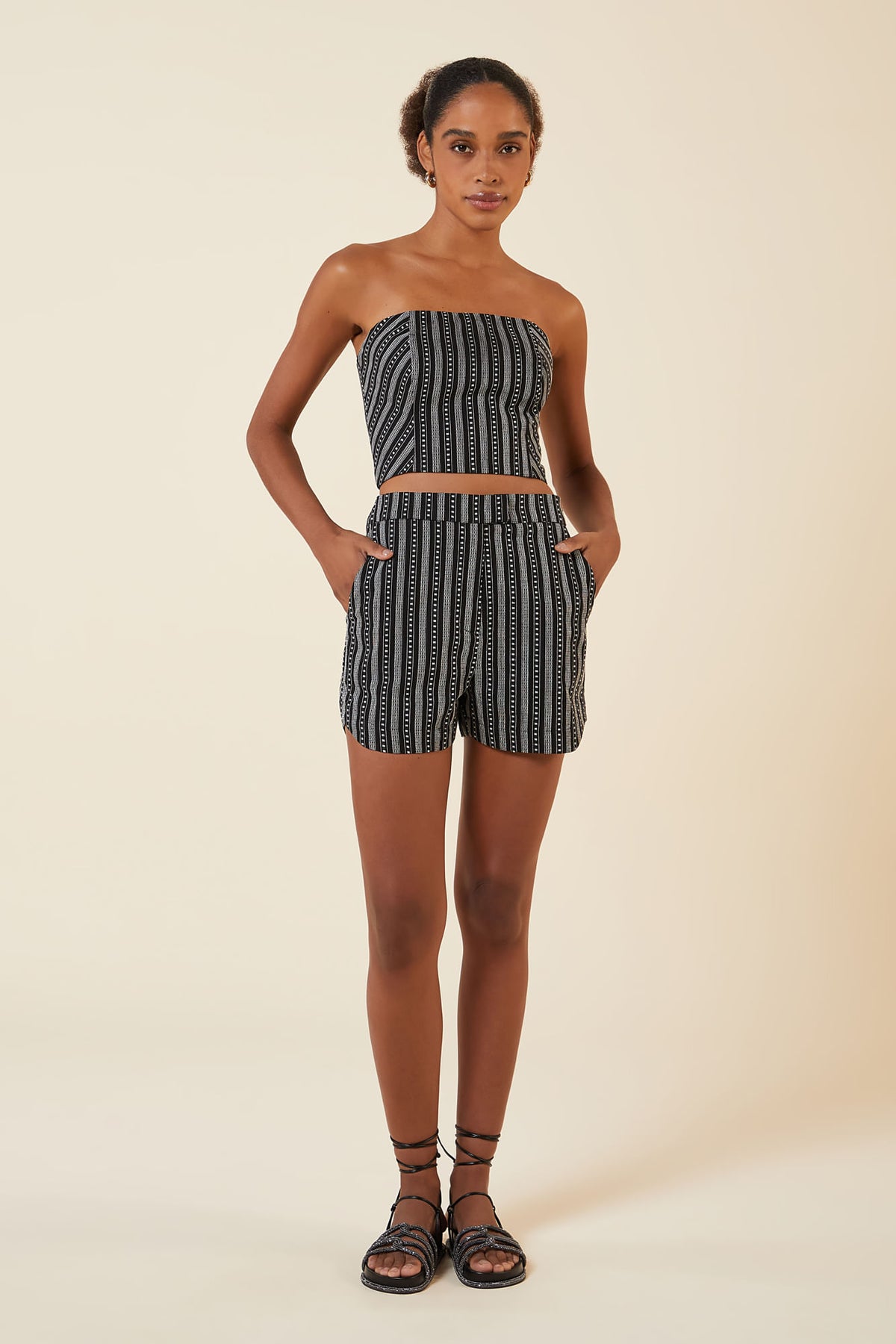 PRETO / CREME