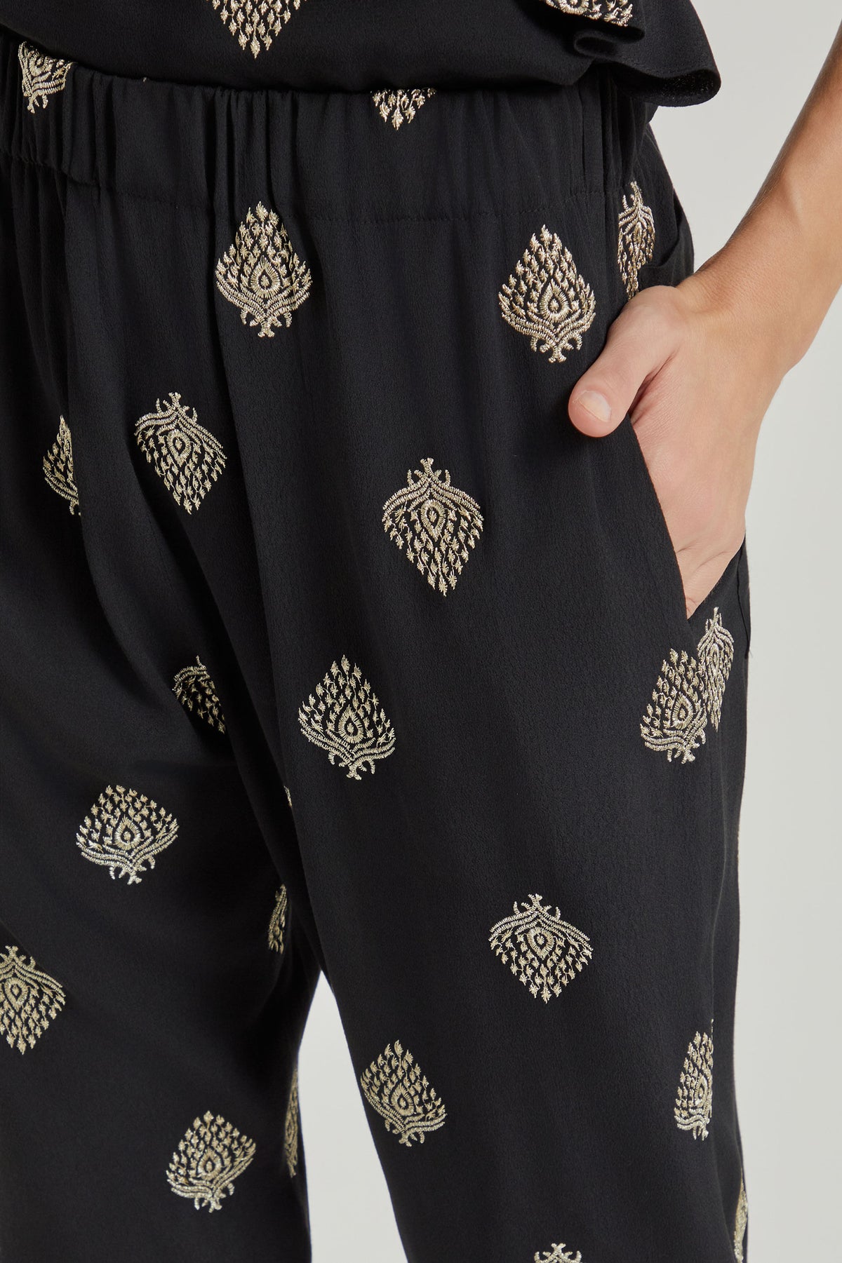PRETO / DOURADO