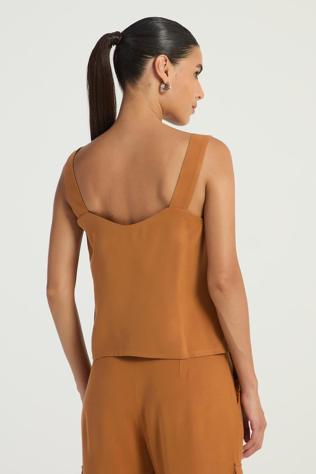 CAMISETA COM ALÇAS LARGAS - CARAMELO
