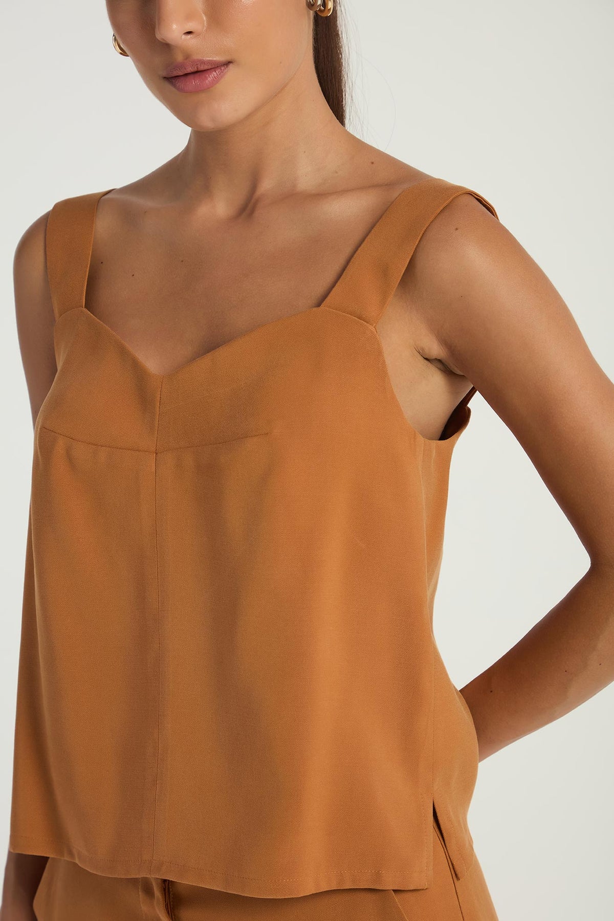 CAMISETA COM ALÇAS LARGAS - CARAMELO